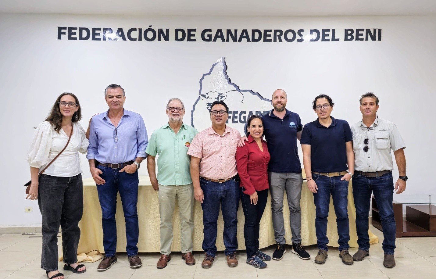 Miembros fundadores de la Alianza Eco Ganadera Beni frente al logo FEGABENI